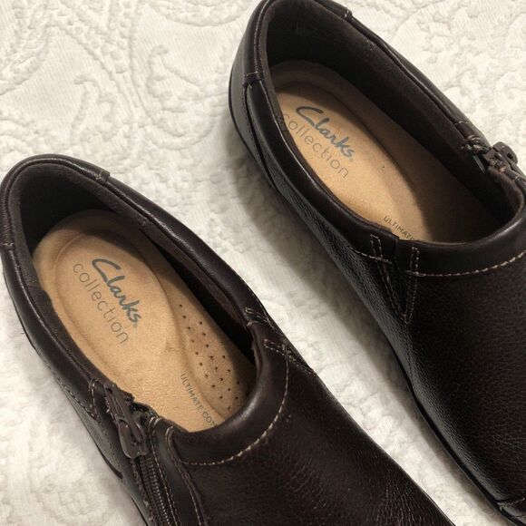 NEW!! Size 8M CLARKS Dark Brown Pebble Leather Wedge Loafers, Zip Close - Picture 2 of 7